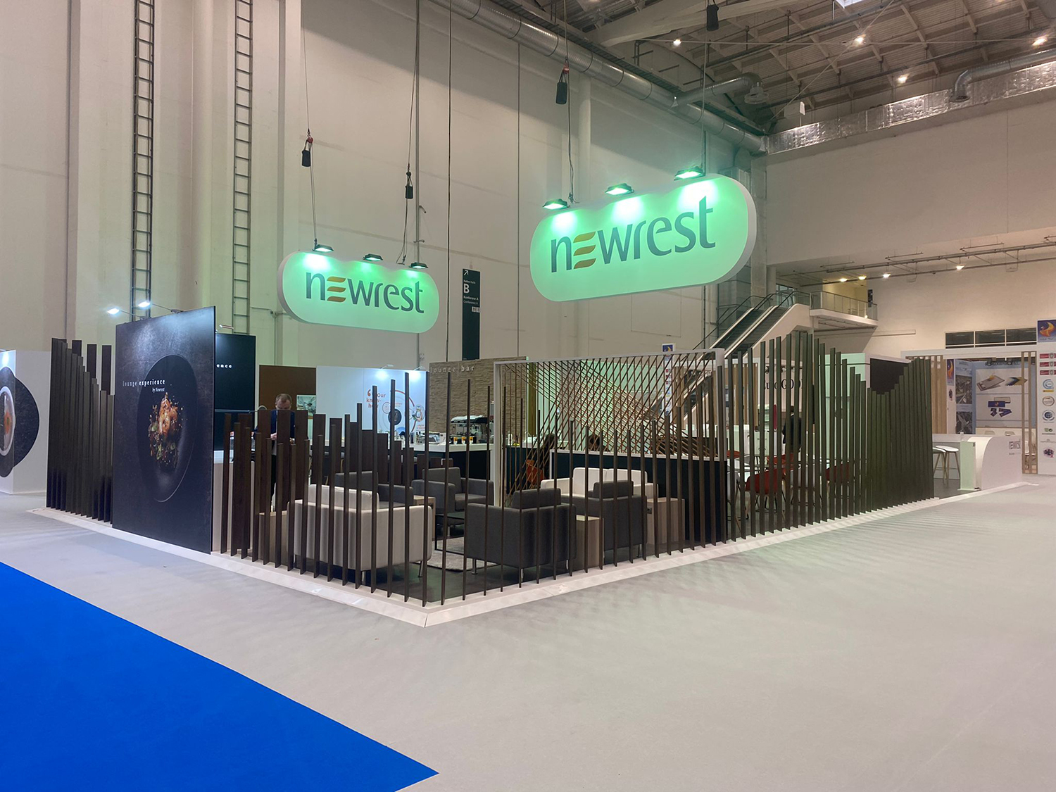 STAND NEWREST SALON WTCE