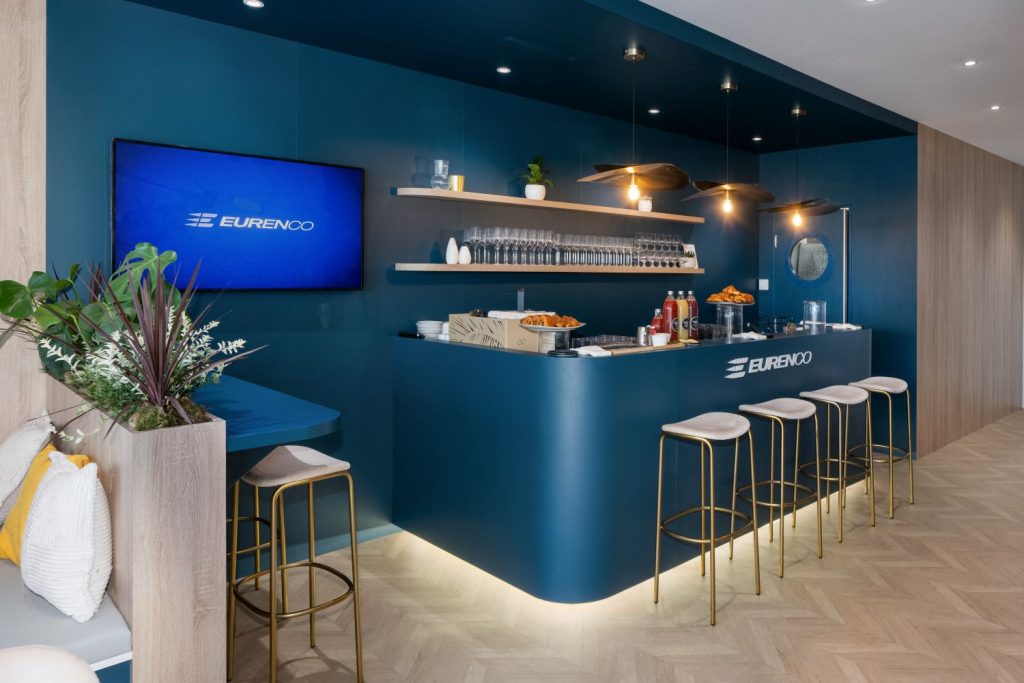 Chalet premium sur-mesure pour Eurenco : vue sur le bar