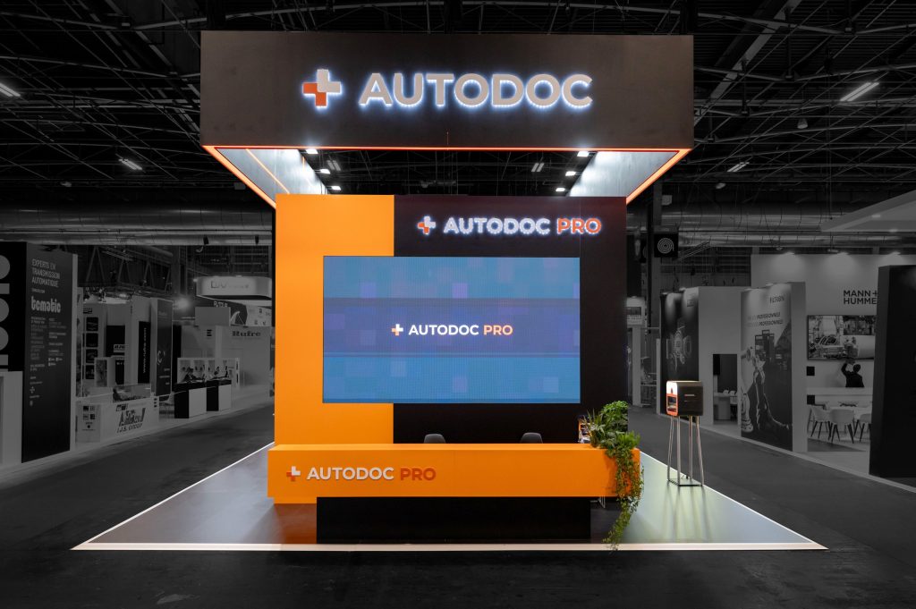 Photo de la face arrière du stand sur-mesure réalisé par R2 Stand pour Autodoc sur le salon Equipauto