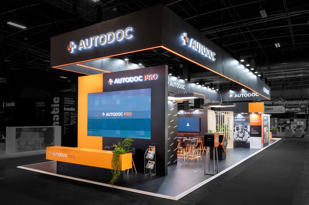 Photo l'angle arrière du stand sur-mesure réalisé par R2 Stand pour Autodoc sur le salon Equipauto