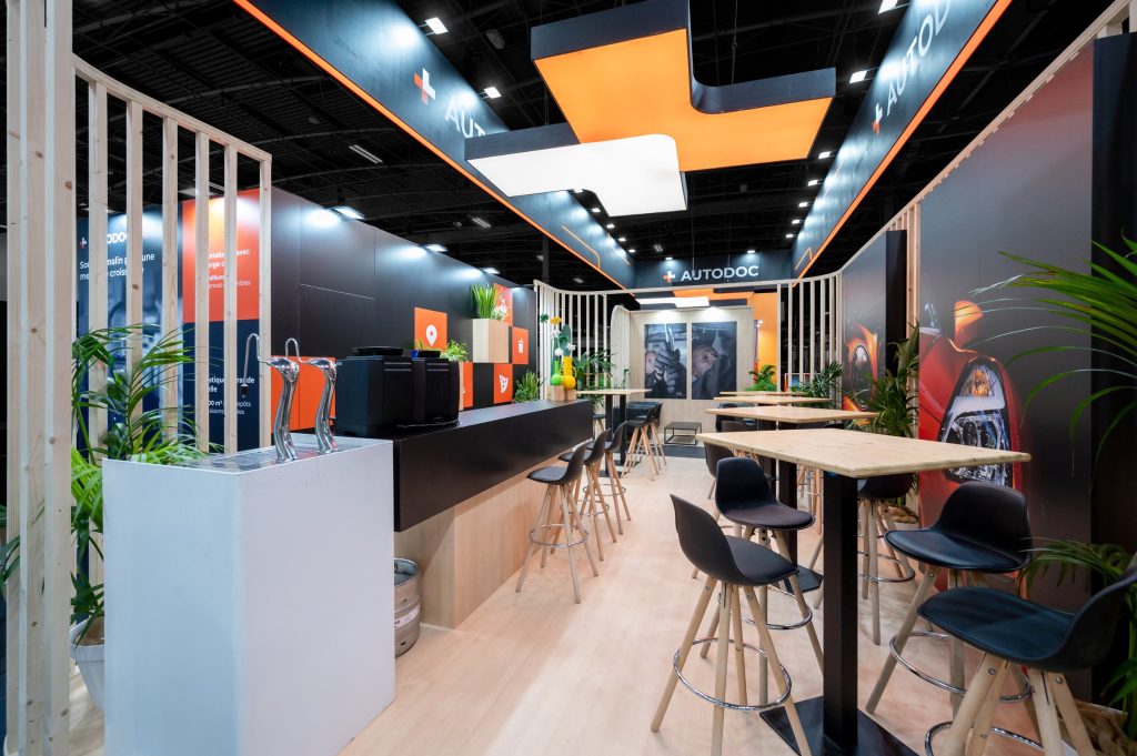 Photo de l'espace bar du stand sur-mesure réalisé par R2 Stand pour Autodoc sur le salon Equipauto