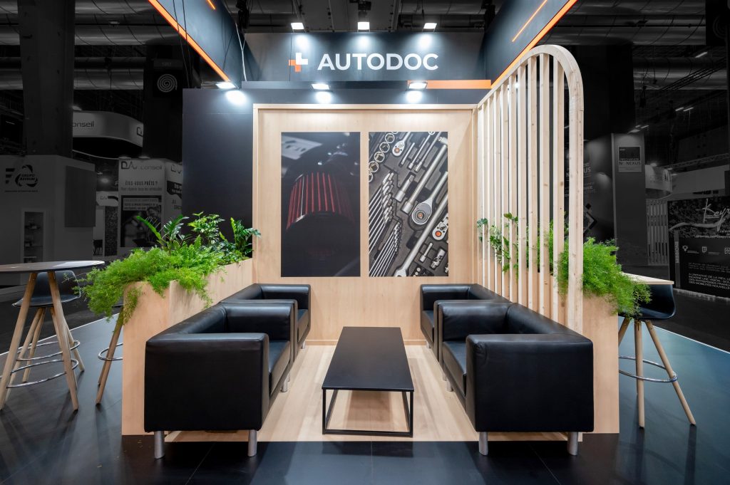 Photo de l'espace salon du stand sur-mesure réalisé par R2 Stand pour Autodoc sur le salon Equipauto