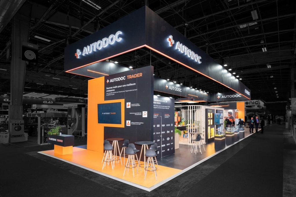 Vue de l'angle du stand sur-mesure réalisé par R2 Stand pour Autodoc sur le salon Equipauto mettant en avant les différents espaces du stand