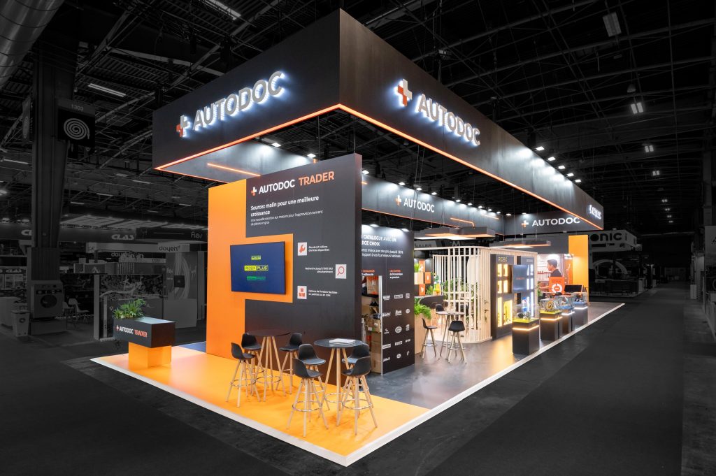 Vue d'ensemble du stand sur-mesure réalisé par R2 Stand pour Autodoc sur le salon Equipauto mettant en avant le positionnement en ilot permettant une visibilité maximale