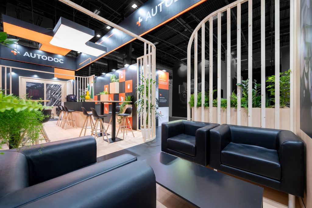Vue d'intérieur du stand sur-mesure réalisé par R2 Stand pour Autodoc sur le salon Equipauto mettant en avant les différents espaces de réception