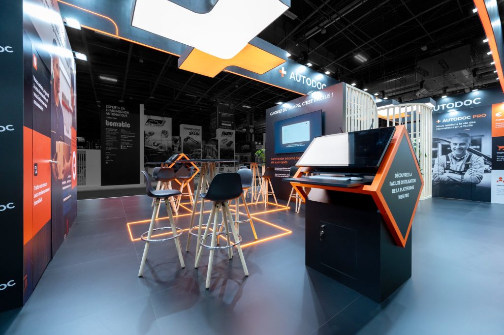 Vue d'intérieur du stand sur-mesure réalisé par R2 Stand pour Autodoc sur le salon Equipauto mettant en avant les codes graphiques de l'exposant