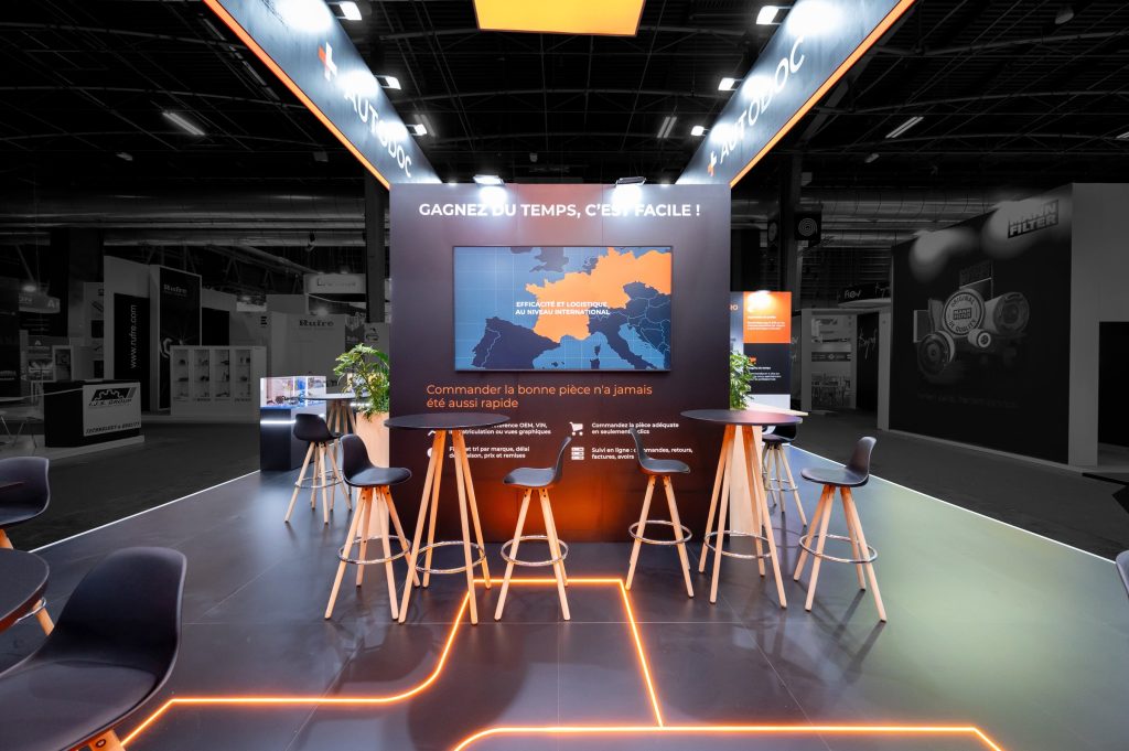 Vue le l'intérieur du stand sur-mesure réalisé par R2 Stand pour Autodoc lors du salon équipauto, finition led orange incrustée dans le plancher