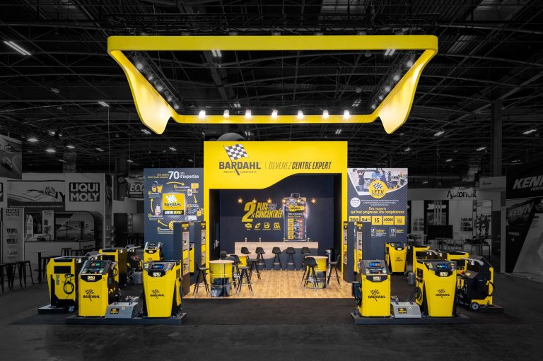 Vue de face de l'imposant stand sur-mesure réalisé par R2 Stand pour Bardahl sur le salon Equipauto avec son identité visuelle très forte et son imposante enseigne haute