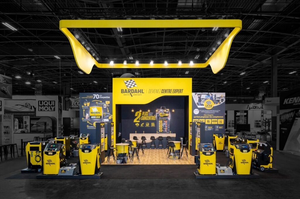 Vue de face de l'imposant stand sur-mesure réalisé par R2 Stand pour Bardahl sur le salon Equipauto avec son identité visuelle très forte et son imposante enseigne haute