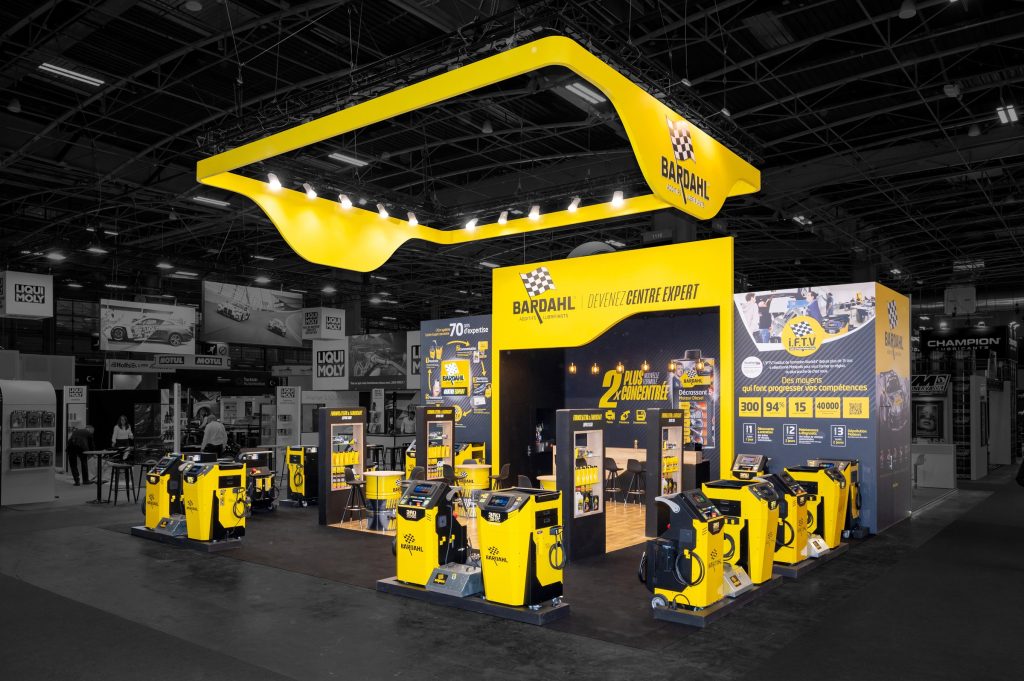 Vue de côté du stand sur-mesure réalisé par R2 Stand pour Bardahl sur le salon Equipauto mettant en avant son côté ouvert sur trois côté pour facilité le parcours visiteur.