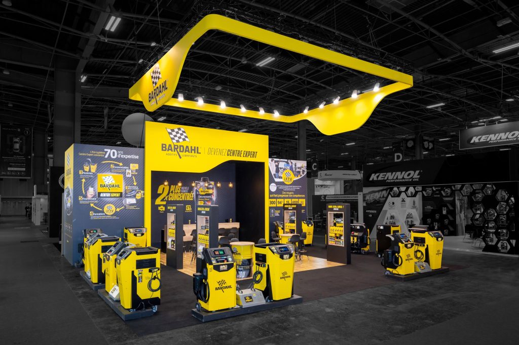 Vue de côté du stand sur-mesure réalisé par R2 Stand pour Bardahl sur le salon Equipauto mettant en avant son côté ouvert sur trois côté pour facilité la visibilité et la circulation