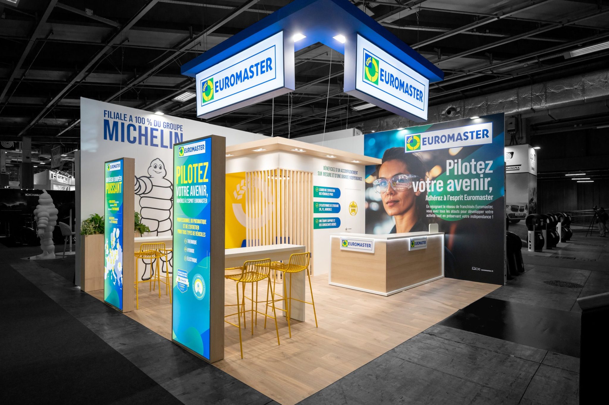 Vue de l'angle d'attaque du stand sur-mesure de 33 m² réalisé par R2 Stand pour Euromaster sur le salon Equipauto