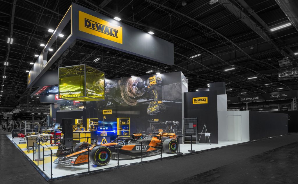 Photo de l'angle du stand sur-mesure Facom réalisé par R2 Stand sur le salon Equipauto centré sur les produits DeWalt et la magnifique formule 1 en premier plan