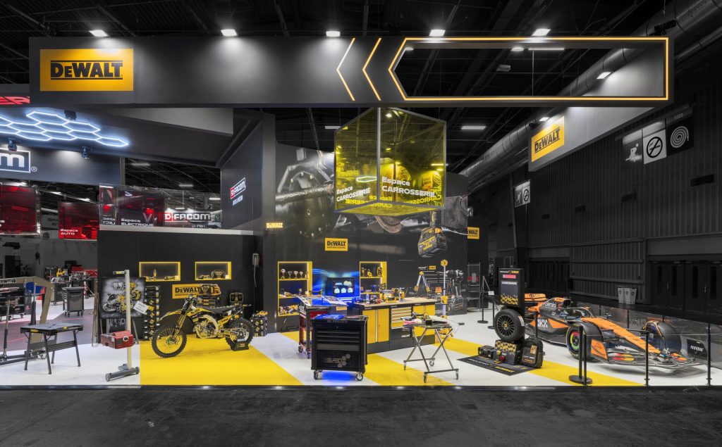 Photo du côté du stand sur-mesure Facom réalisé par R2 Stand sur le salon Equipauto centré sur les produits DeWalt