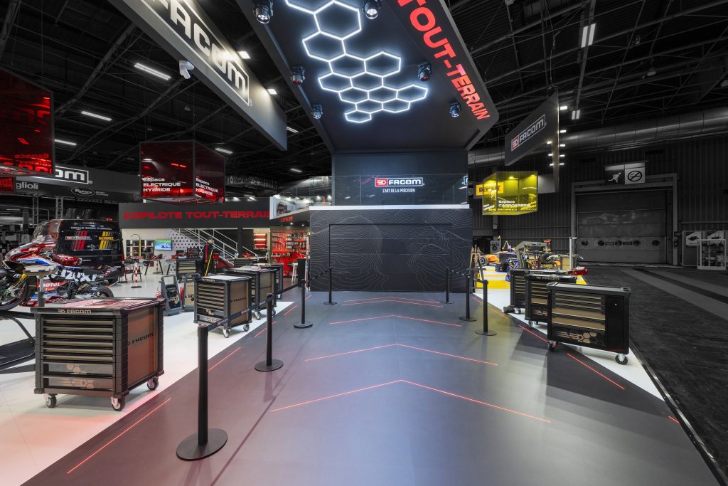 Photo de détail de l'intérieur du stand sur-mesure Facom réalisé par R2 Stand sur le salon et de la piste au design futuriste pour le revealing de la voiture customisée pour l'occasion