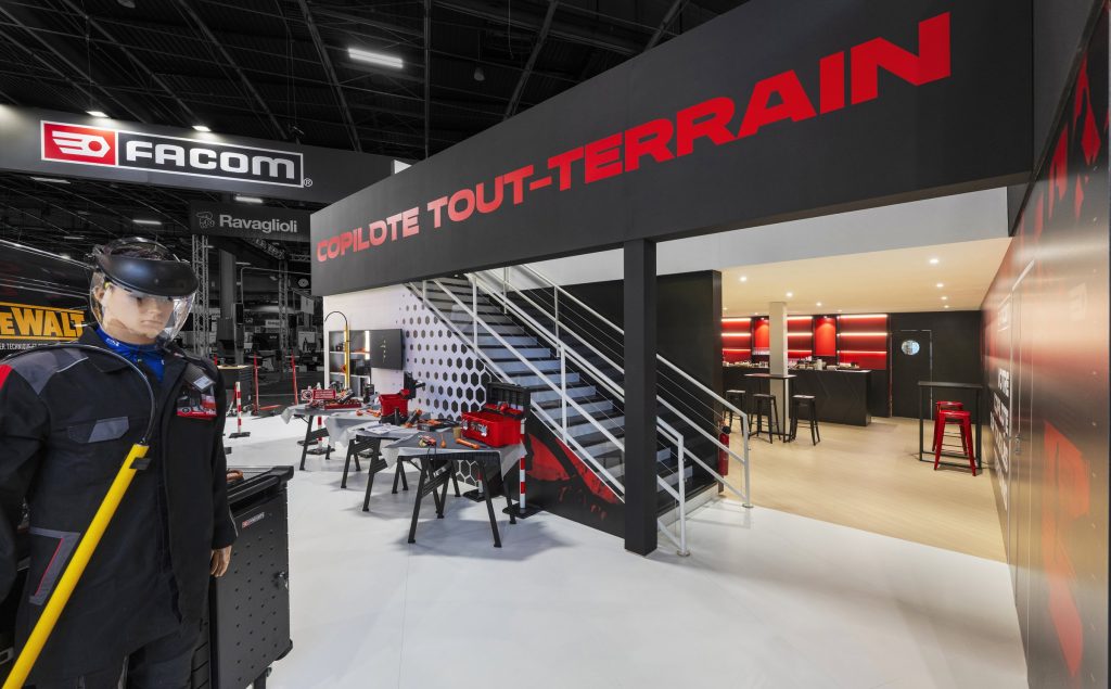 Photo de détail de l'intérieur du stand sur-mesure Facom réalisé par R2 Stand sur le salon avec détail du bar et de l'escalier d'accès à la mezzanine