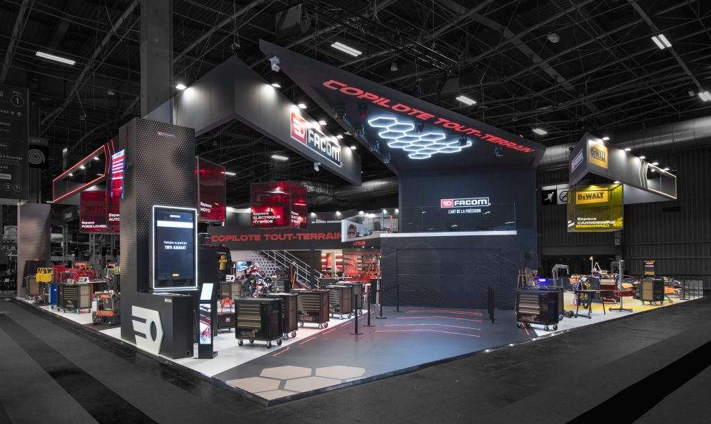 Photo d'ensemble du stand sur-mesure Facom réalisé par R2 Stand sur le salon Equipauto avec la piste du revealing, principale animation du stand pendant l'évènement