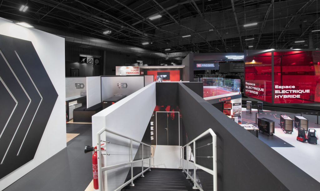Plan large de l'escalier d'accès à la mezzanine du stand sur-mesure Facom réalisé par R2 Stand sur le salon Equipauto avec ses différentes alcôves réservées aux équipes commerciales