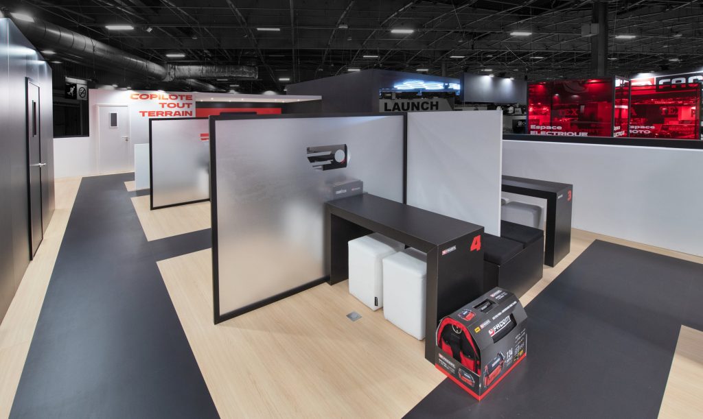 Plan large de l'espace business situé sur la mezzanine du stand sur-mesure Facom réalisé par R2 Stand sur le salon Equipauto avec ses différentes alcoves réservées aux équipes commerciales