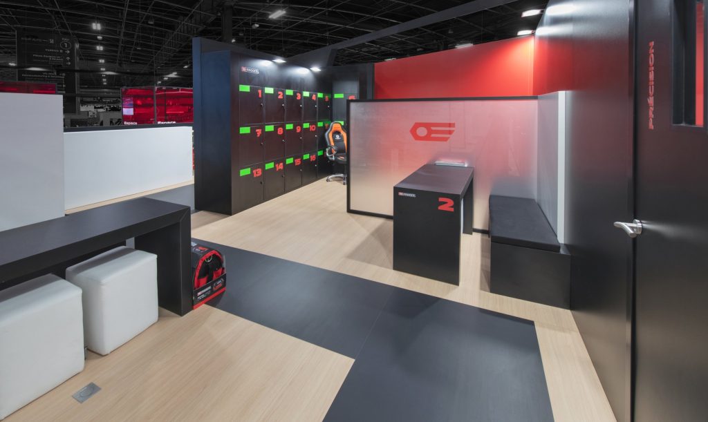 Plan large de l'espace business situé sur la mezzanine du stand sur-mesure Facom réalisé par R2 Stand sur le salon Equipauto avec les casiers sécurisés en second plan