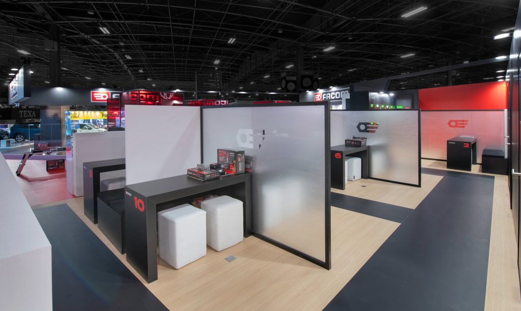Plan large de l'espace business situé sur la mezzanine du stand sur-mesure Facom réalisé par R2 Stand sur le salon Equipauto