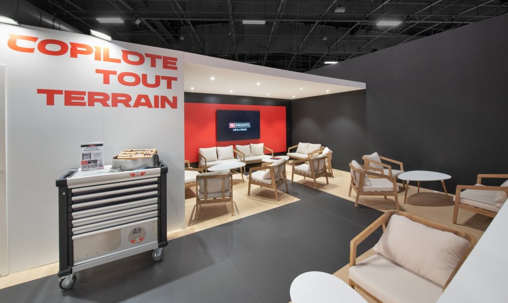 Plan large de l'espace salon situé sur la mezzanine du stand sur-mesure Facom réalisé par R2 Stand sur le salon Equipauto