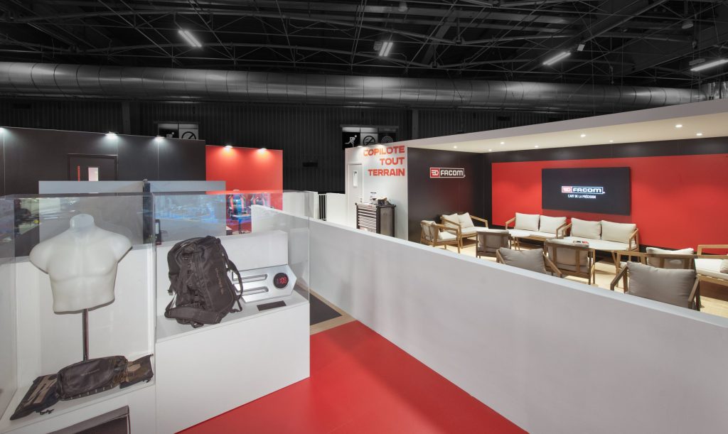 Photo d'ensemble de la mezzanine du stand sur-mesure Facom réalisé par R2 Stand sur le salon Equipauto présentant l'espace salon et les goodies présentés par la marque