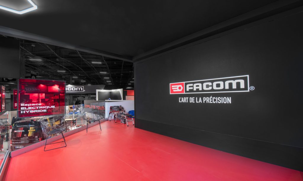 Photo de l'imposant écran situé sur la mezzanine du stand sur-mesure Facom réalisé par R2 Stand sur le salon Equipauto