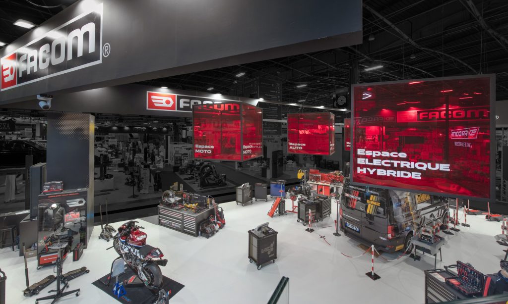 Vue en plongée de l'espace de présentation des produit du stand sur-mesure Facom réalisé par R2 Stand sur le salon Equipauto