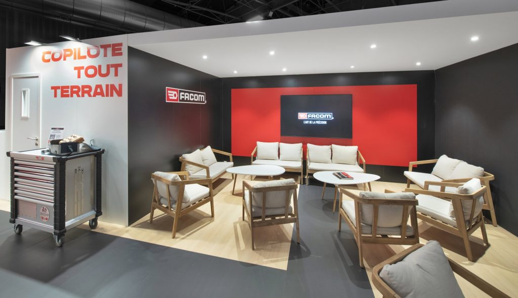 Vue de l'espace salon situé sur la mezzanine du stand sur-mesure Facom réalisé par R2 Stand sur le salon Equipauto