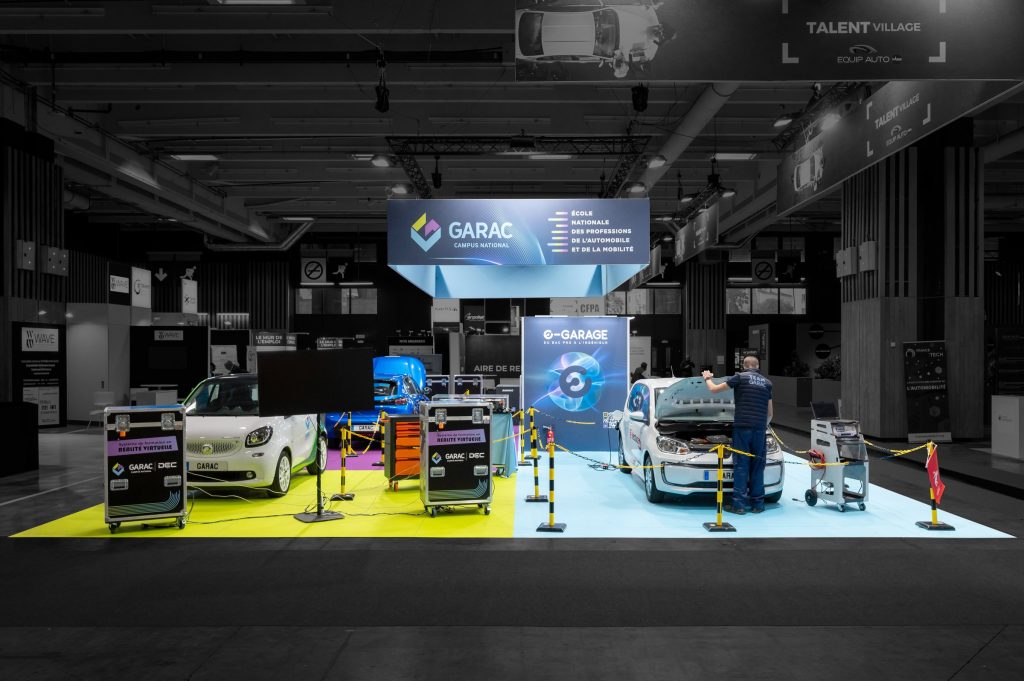 Vue de face du stand modulaire créé par R2 Stand pour son client Garac lors du salon Equipauto