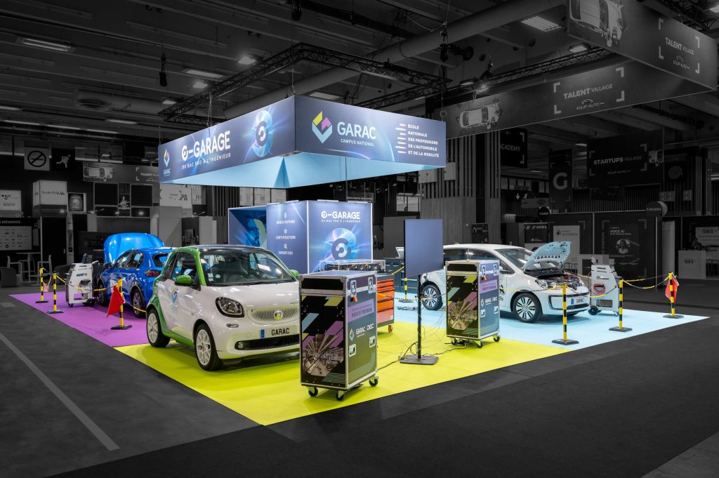 Vue d'angle du stand modulaire créé par R2 Stand pour son client Garac lors du salon Equipauto