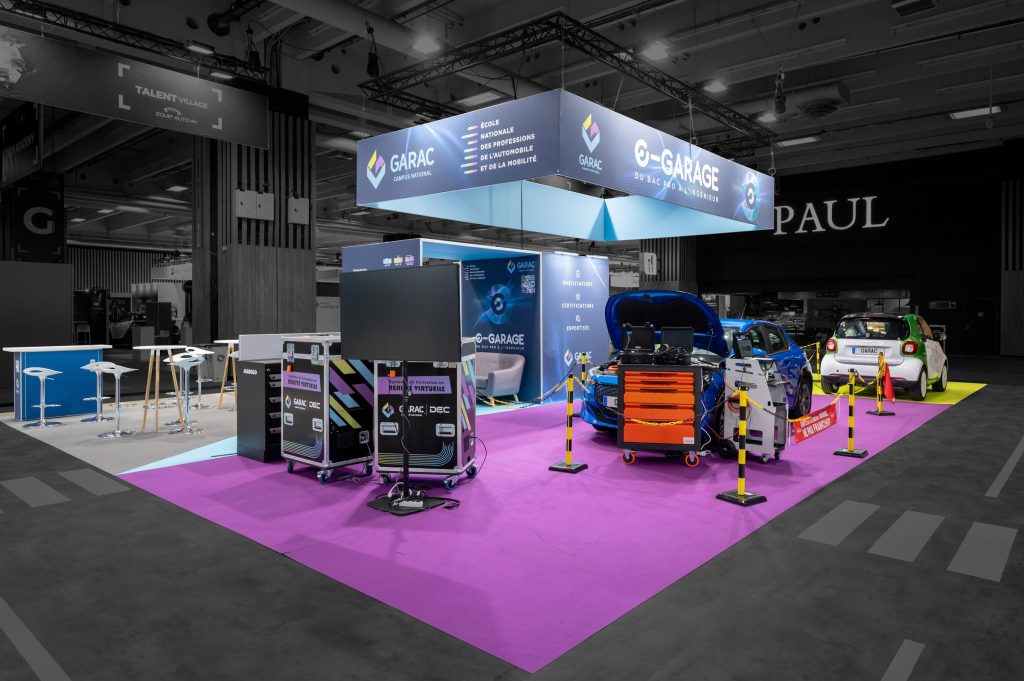 Vue d'angle du stand modulaire créé par R2 Stand pour son client Garac lors du salon Equipauto