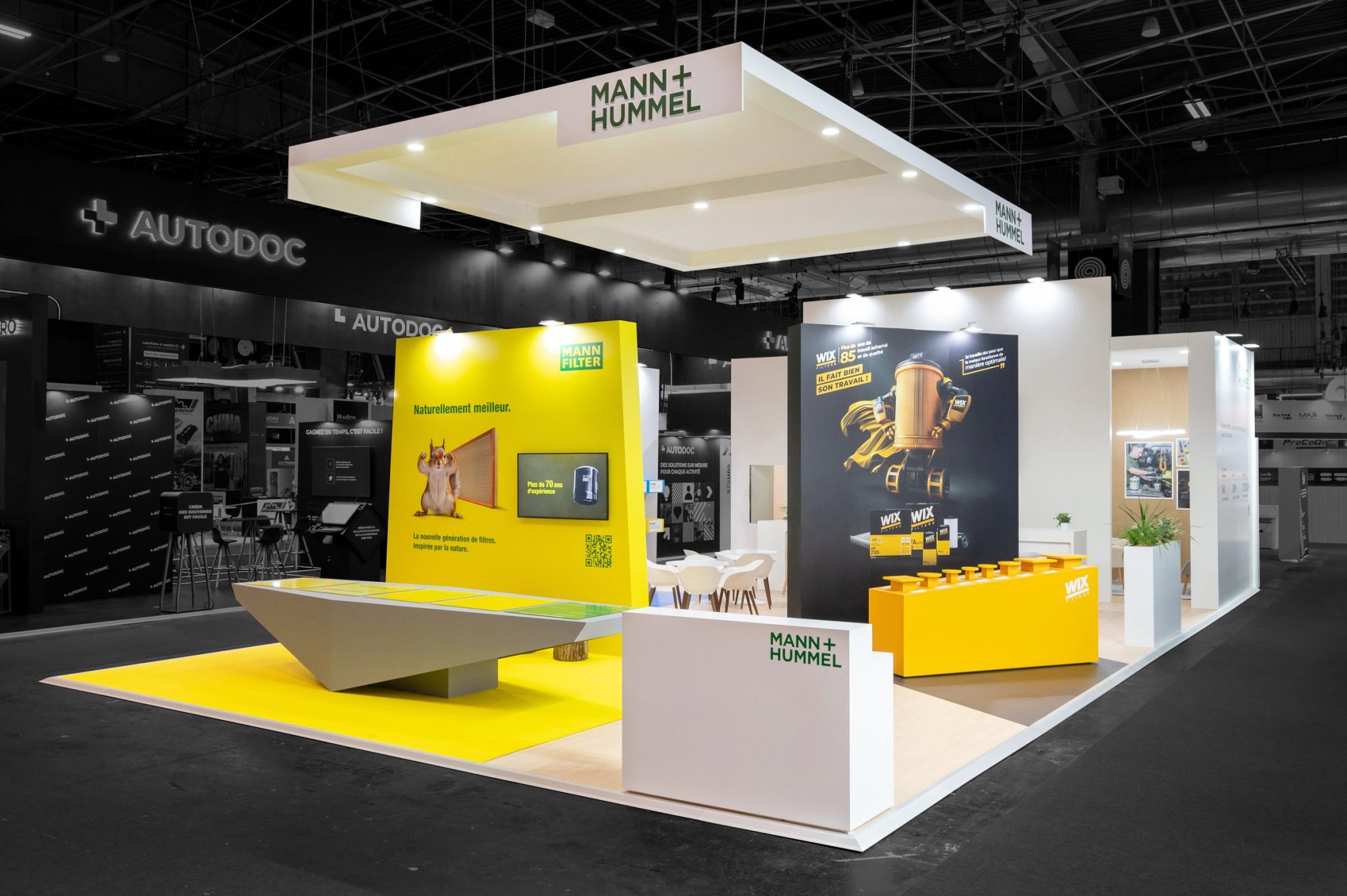 Photo of the custom-built stand created by the R2 Stand Lyon agency at the Equipauto trade show for its client Mann+Hummel.