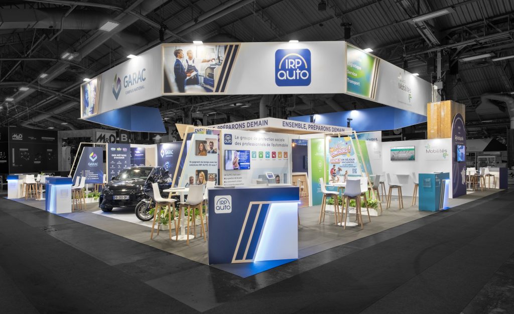 Vue d'angle du pavillon Mobilians réalisé par l'agence R2 Stand avec créations de multiples espaces conçus sur-mesure pour les différentes entités
