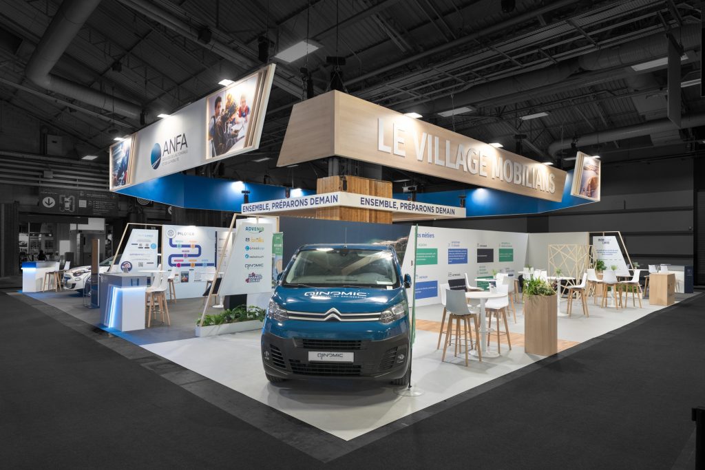 Vue d'angle du pavillon Mobilians réalisé par l'agence R2 Stand avec créations de multiples espaces conçus sur mesure
