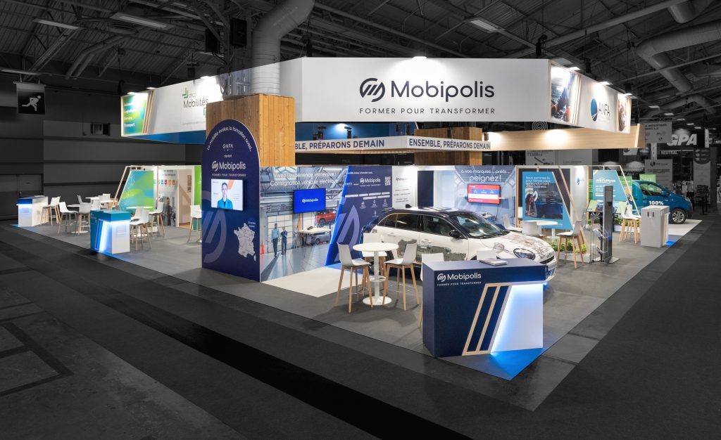 Photo d'angle du village d'exposants Mobilians réalisé par l'agence R2 Stand sur le salon Equipauto avec créations de multiples espaces conçus sur-mesure pour présentation des services