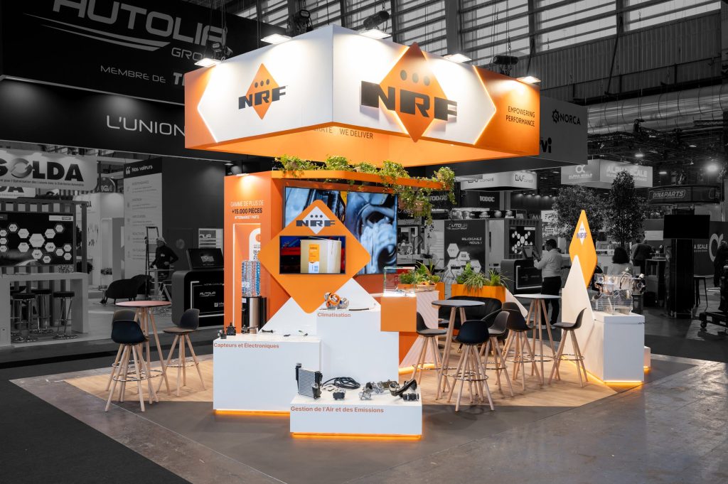 Photo d'angle du stand sur-mesure de 35m² réalisé par R2 Stand pour NRF sur le salon Equipauto avec podium produits et espace receptif