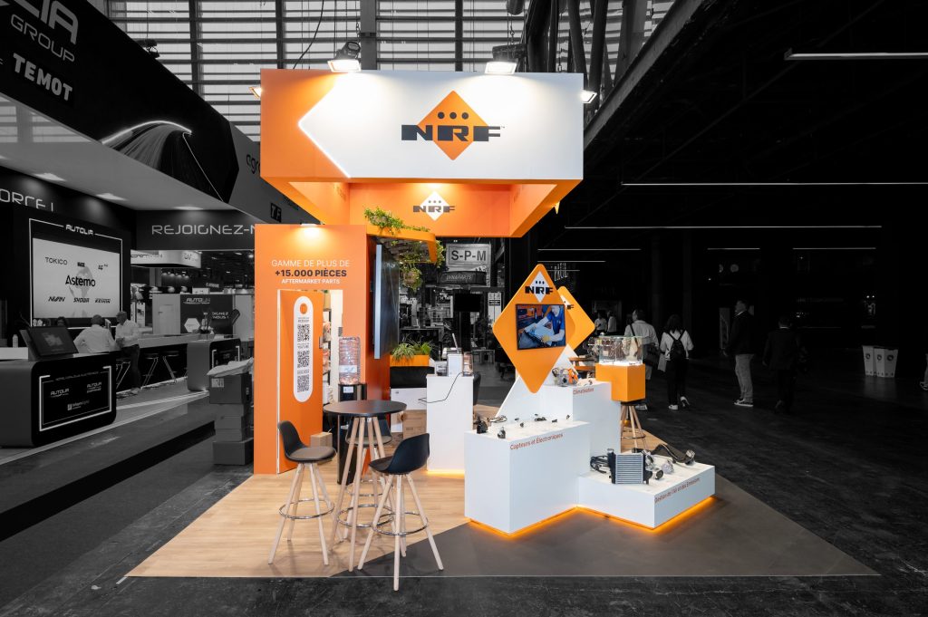 Photo de côté du stand sur-mesure de 35m² réalisé par R2 Stand pour NRF sur le salon Equipauto