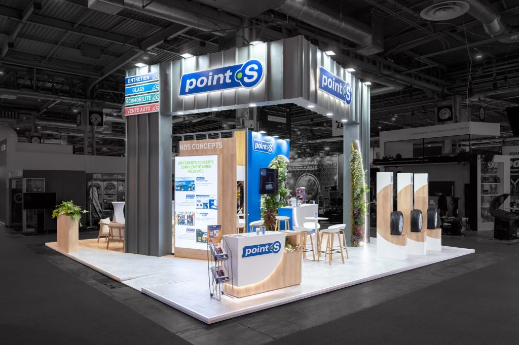 Photo de l'angle d'attaque du stand sur-mesure réalisé par l'agence R2 Stand Lyon pour son client Point S