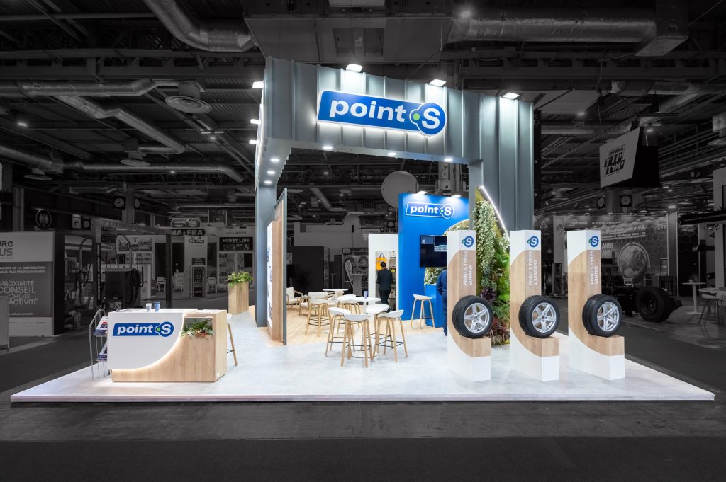 Photo de face du stand sur-mesure réalisé par l'agence R2 Stand Lyon pour son client Point S mettant en avant les différents produits distribués par le réseau