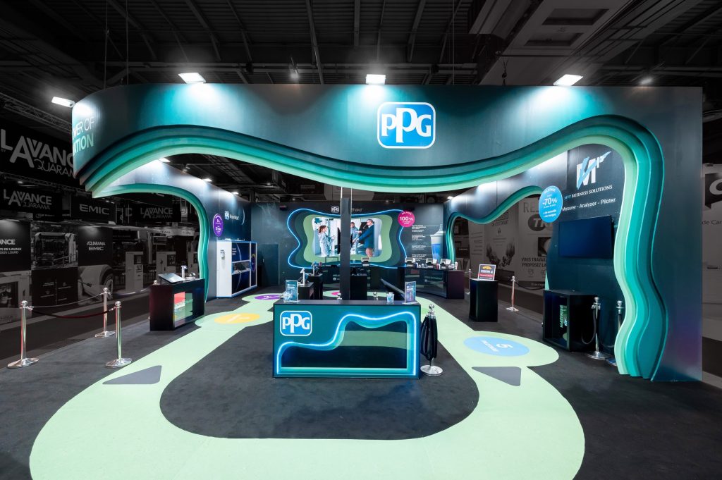 Vue de face de la partie parcours visiteurs du stand sur-mesure réalisé par R2 Stand et Event pour son client PPG sur le salon Equipauto mettant en avant le côté coloré et acidulé du stand ainsi que les différents éléments de présentation des solutions proposées