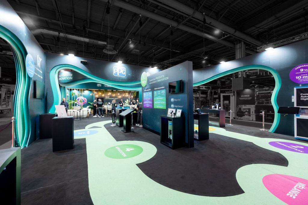 Vue en perspective de la partie parcours visiteurs du stand sur-mesure très dynamique réalisé par R2 Stand et Event pour son client PPG sur le salon Equipauto