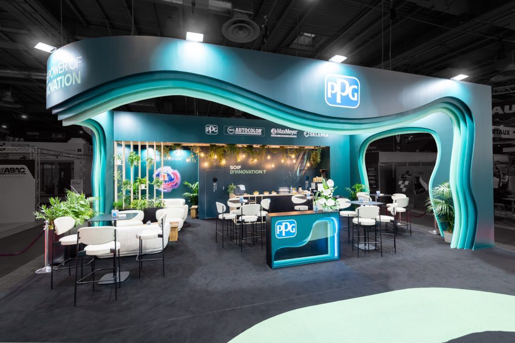 Vue en perspective de la partie réceptive du stand réalisé par R2 Stand et Event pour son client PPG sur le salon Equipauto sous les spectaculaires arches colorées