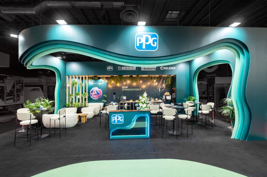 Vue de la partie réceptive du stand réalisé par R2 Stand et Event pour son client PPG sur le salon Equipauto sous les spectaculaires arches colorées