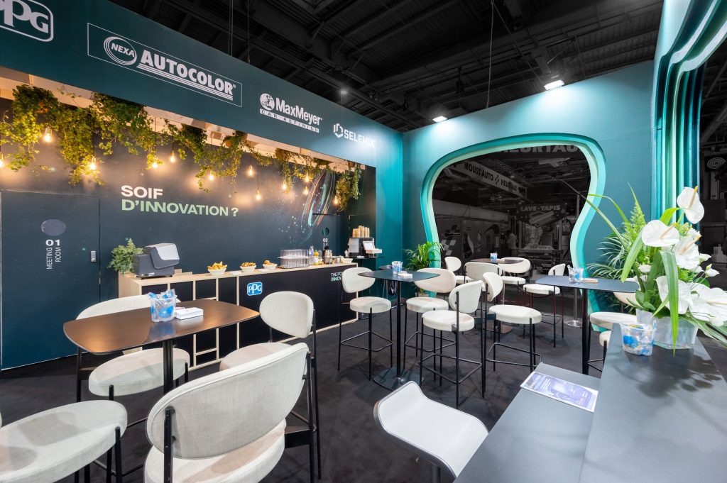 Vue de la partie réceptive du stand réalisé par R2 Stand et Event pour son client PPG sur le salon Equipauto