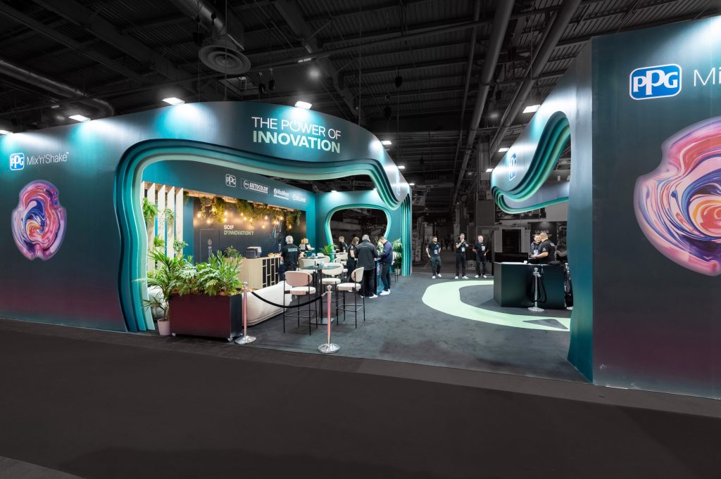 Vue de l'allée principale du stand réalisé par R2 Stand et Event pour son client PPG sur le salon Equipauto désservant la partie réceptive ainsi que la partie parcours visiteurs