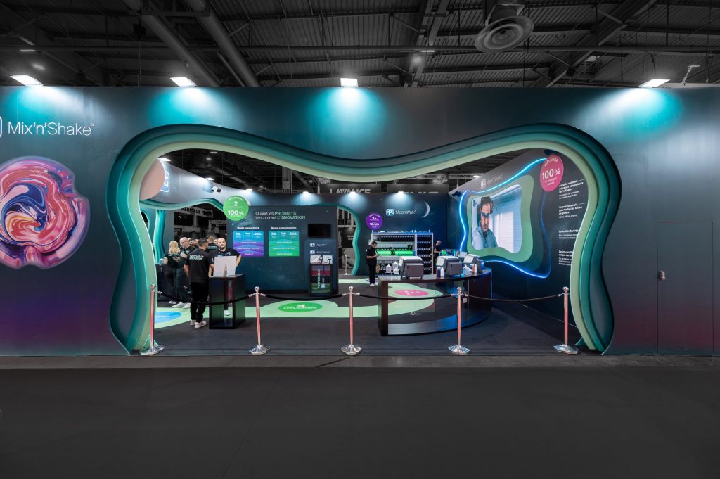 Vue d'une des arches du stand réalisé par R2 Stand et Event pour son client PPG sur le salon Equipauto mettant en avant le côté très original du projet