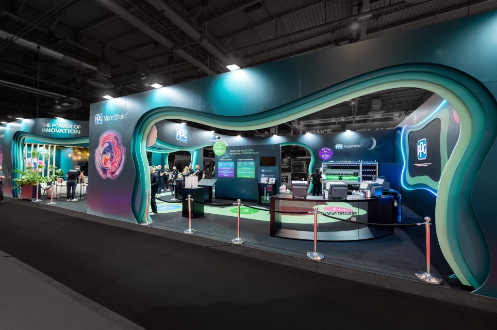 Vue d'ensemble du stand réalisé par R2 Stand et Event pour son client PPG sur le salon Equipauto mettant en avant les deux parties du stand, la partie produit et la partie réceptive