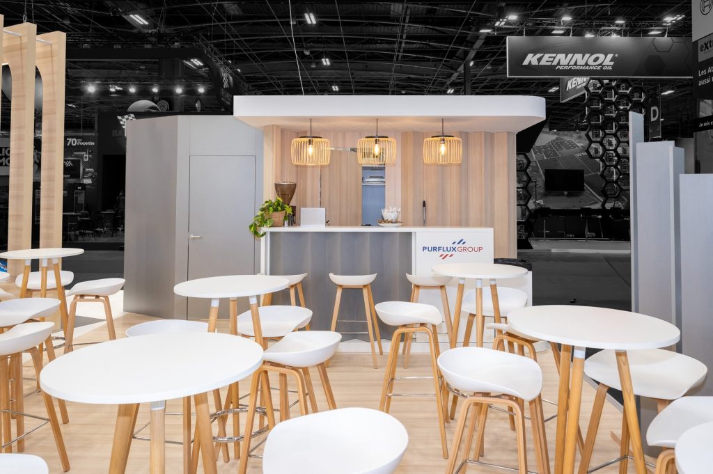 Photo du bar et de l'espace receptif du stand sur mesure Purflux réalisé par R2 Stand sur Equipauto